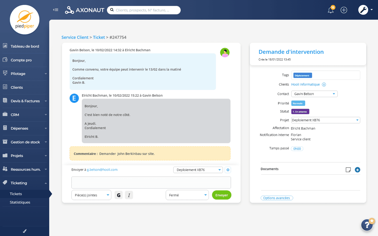 Ticket de service client dans Axonaut avec l&rsquo;historique des &eacute;changes, la priorit&eacute;, le statut et le temps pass&eacute;